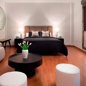 https://inmlaga-plaza-de-las-flores-with-terrace-2.es-andalucia.com